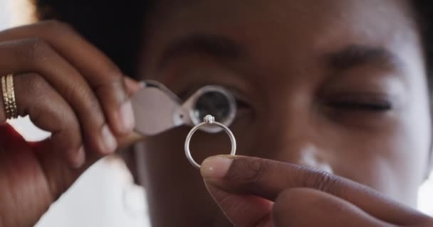Afrikansk Amerikansk Kvinnlig Arbetare Inspektera Ring Med Förstoringsglas Verkstad Slow — Stockvideo
