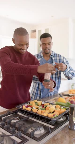 Vertikální Video Afroamerického Homosexuálního Páru Koření Zeleniny Kuchyni Zpomalené Životní — Stock video