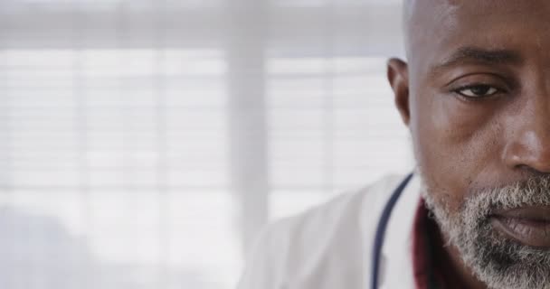 연구실 코트와 청진기를 착용하고 아프리카 미국인 의사의 초상화 움직임 의료진 — 비디오