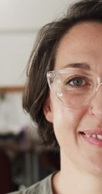 Kafkasyalı mutlu bir kadının yavaş çekimde portresinin dikey videosu