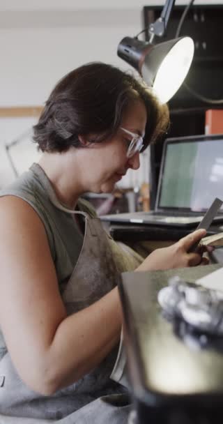 Lodret Video Kaukasiske Kvindelige Arbejdstager Forme Ring Workshop Slowmotion Smykker – Stock-video