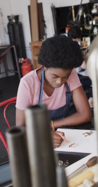 非洲裔美国女工慢动作设计珠宝的垂直视频 工艺和小型企业 — 图库视频影像