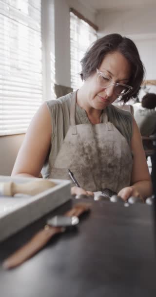 低速加工车间中女性工人珠宝绘图设计的垂直视频 工艺和小型企业 — 图库视频影像