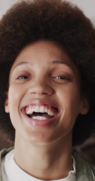 Függőleges Videó Boldog Biraciális Portréjáról Lassított Felvételen — Stock videók