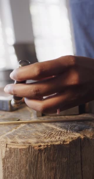 Ağır Çekimde Çekiçle Halka Şekillendiren Melez Kadın Işçilerin Dikey Videosu — Stok video