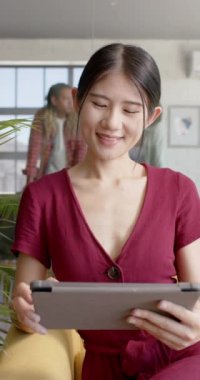 Meslektaşlarıyla tablet kullanan mutlu iş kadını portresinin dikey videosu. İş, iş, takım çalışması ve teknoloji.