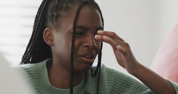 Λυπημένη Αφροαμερικανή Έφηβη Που Κάθεται Στο Κρεβάτι Και Κλαίει Στο — Αρχείο Βίντεο