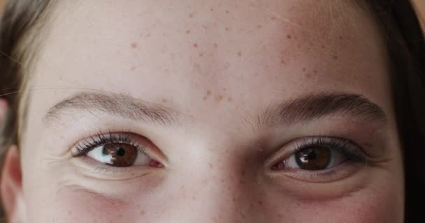 Retrato Cerca Los Ojos Adolescente Caucásica Feliz Con Pecas Sonriendo — Vídeo de stock