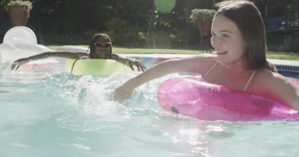 Zwei Fröhliche Teenager Freundinnen Spielen Zeitlupe Mit Schlauchbooten Swimmingpool Sommer — Stockvideo