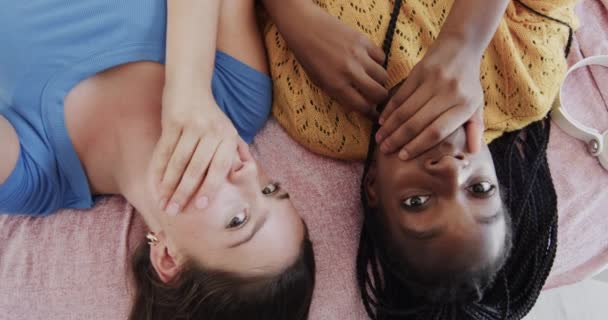 Portré Boldog Változatos Tinédzser Barátnőkről Akik Hátukon Fekszenek Ágyban Szelfit — Stock videók