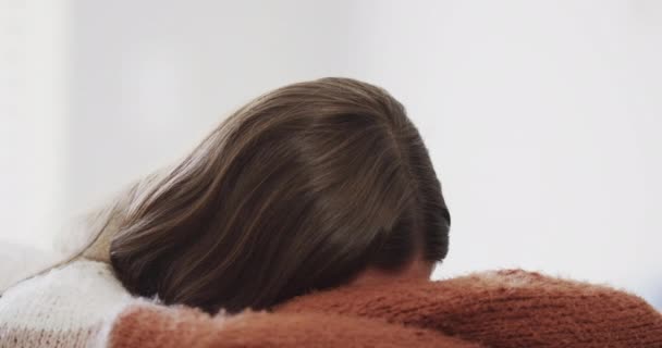 Üzgün Beyaz Genç Bir Kız Yatakta Oturuyor Yüzünü Örtüyor Ruh — Stok video