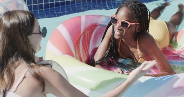 Zwei Fröhliche Teenager Freundinnen Auf Schlauchbooten Unterhalten Sich Swimmingpool Zeitlupe — Stockvideo