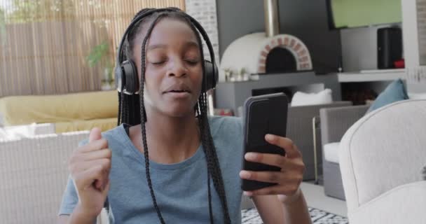 Heureuse Adolescente Afro Américaine Avec Écouteurs Écoutant Musique Avec Smartphone — Video