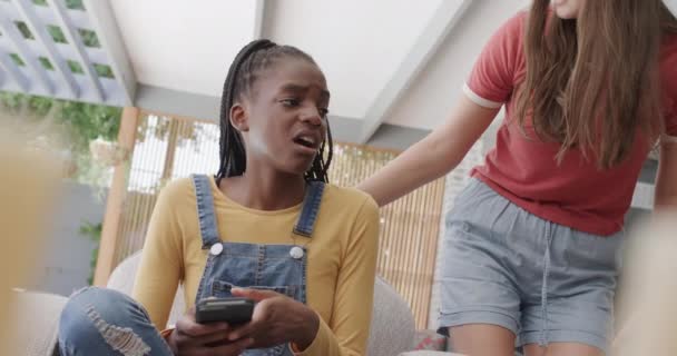 Triste Diversa Adolescente Amigas Abrazando Utilizando Teléfonos Inteligentes Cámara Lenta — Vídeo de stock