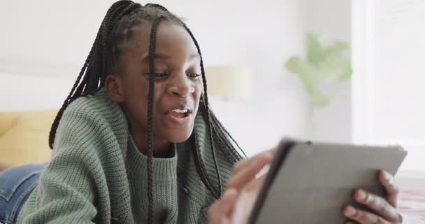 Felice Ragazza Afro Americana Adolescente Sdraiata Sul Letto Con Tablet — Video Stock