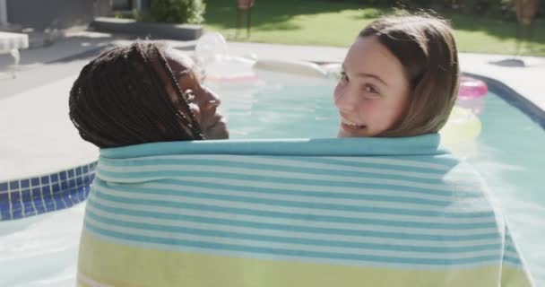 Duas Amigas Adolescentes Sorrindo Diversas Cobertas Por Toalha Sentadas Piscina — Vídeo de Stock
