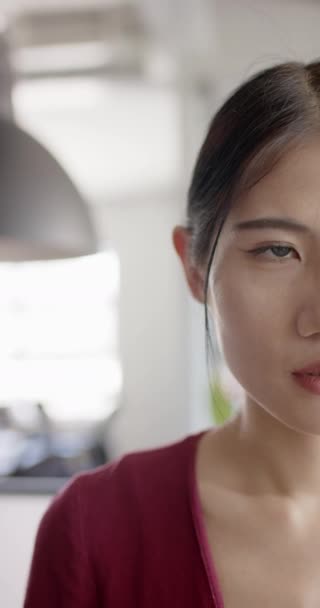 Vidéo Verticale Portrait Une Femme Asiatique Heureuse Souriant Ralenti — Video