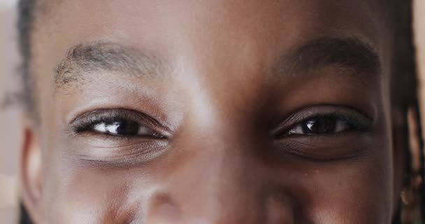 近距离的眼睛画像快乐的非洲裔美国少女慢动作地看着相机 快乐与生活方式 — 图库视频影像