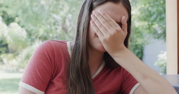 Gadis Remaja Yang Menyedihkan Menutupi Wajahnya Sendiri Dan Menangis Dalam — Stok Video