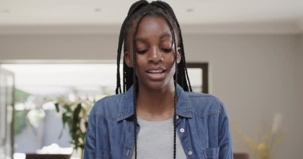 Portrét Afroamerické Puberťačky Jak Zpomaleně Mluví Kamery Životní Styl Vzdělávání — Stock video