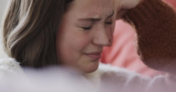 Gadis Remaja Kaukasia Menyedihkan Duduk Tempat Tidur Dan Menangis Rumah — Stok Video