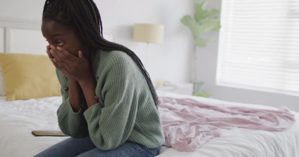 Üzgün Afrikalı Amerikalı Genç Kız Yatakta Oturuyor Yüzünü Örtüyor Ruh — Stok video