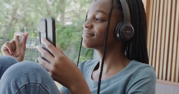 Счастливая Африканская Американская Девочка Подросток Наушниками Слушающая Музыку Смартфоном Технологии — стоковое видео