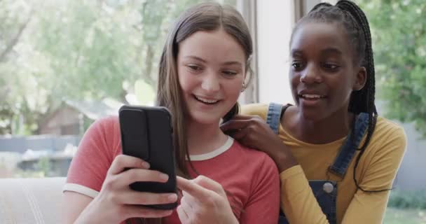 Sorprendió Diversas Amigas Adolescentes Tumbadas Sofá Usando Teléfonos Inteligentes Cámara — Vídeos de Stock