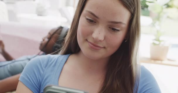 Feliz Diversas Amigas Adolescentes Que Usan Auriculares Teléfonos Inteligentes Amistad — Vídeos de Stock