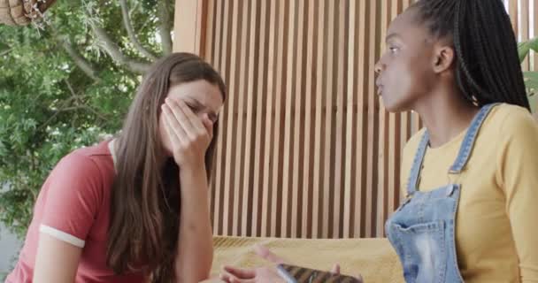 Üzgün Çeşitli Genç Bayan Arkadaşlar Konuşuyor Yüzünü Ağır Çekimde Kapatıyor — Stok video
