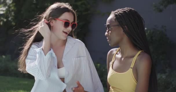 Lykkelige Mangfoldige Tenåringsvenner Med Solbriller Som Snakker Solfylte Hager Sakte – stockvideo