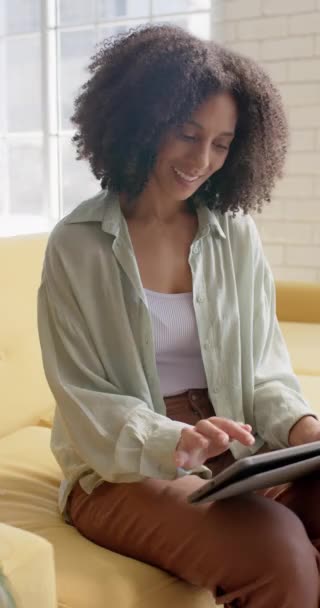 Video Vertikal Potret Wanita Pengusaha Birasial Bahagia Menggunakan Tablet Kantor — Stok Video