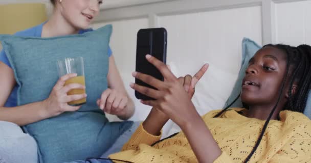 Heureux Amis Adolescentes Diverses Couchées Sur Lit Avec Boisson Parler — Video