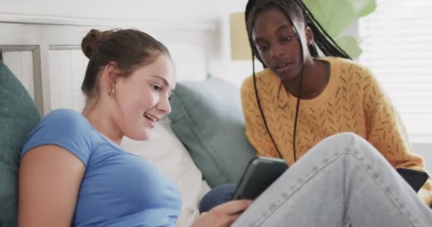 Feliz Diversos Amigos Adolescentes Cama Usando Teléfonos Inteligentes Hablando Amistad — Vídeos de Stock