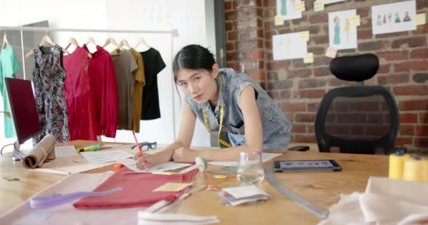 スローモーションでファッションデザインスタジオで仕事で幸せなアジアの女性デザイナーの肖像画 カジュアルオフィス ビジネスや創造的な仕事 — ストック動画