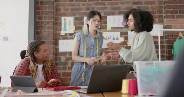 Зайняті Різноманітні Дизайнери Використовують Ноутбук Обговорюють Роботу Студії Дизайну Моди — стокове відео