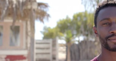 Sahil evindeki mutlu Afrikalı Amerikalı adamın portresi. Tatil, boş zaman, yaz ve yaşam tarzı.