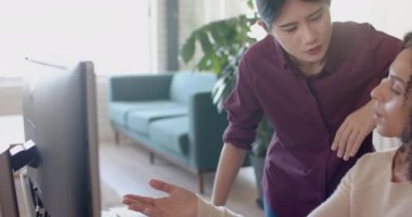 Bilgisayarı kullanan ve ofiste ağır çekimde konuşan çok çeşitli iş kadınları. Günlük ofis, iş, takım çalışması ve yaratıcı çalışma.