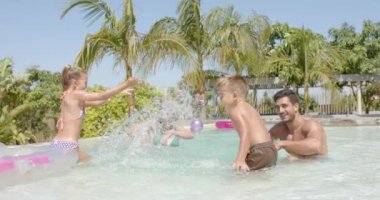 Mutlu beyaz aile yüzme havuzunda şişirilebilir şeylerle oynuyor. Tatil, boş zaman, yaz ve aile.