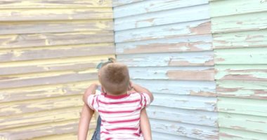 Kardeşini sahil evinde güneş gözlükleriyle taşıyan mutlu beyaz kız kardeş. Tatil, boş zaman, yaz ve çocukluk.