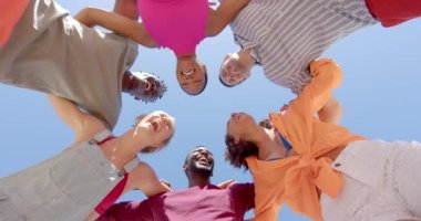 Çemberin içinde birbirine sarılan mutlu arkadaş grubunun portresi. Tatil, boş zaman, yaz ve arkadaşlık.