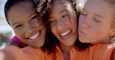 Sahilde kucaklaşan mutlu kadın arkadaşlarının portresi. Tatil, boş zaman, yaz ve arkadaşlık.