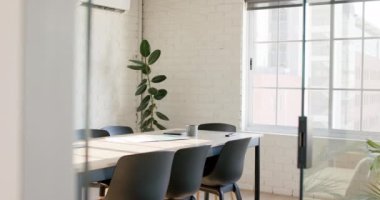 Masasında birden fazla proje olan boş modern ofis. Günlük ofis, iş ve yaratıcı iş.