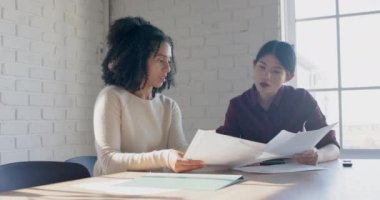 Masadaki her türlü iş kadını yavaş çekimde projeyi tartışıyor. Günlük ofis, iş, takım çalışması ve yaratıcı çalışma.