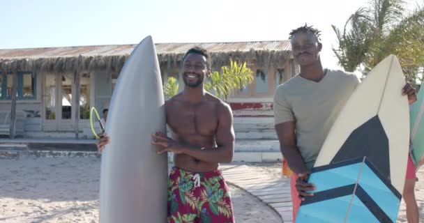 Gelukkige Divers Vrienden Met Surfplanken Praten Strandhuis Vakantie Vrije Tijd — Stockvideo