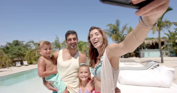 Heureuse Famille Caucasienne Prenant Selfie Avec Smartphone Maison Plage Vacances — Video