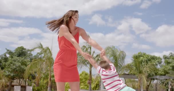 Szczęśliwa Biała Matka Synem Bawiącym Się Basenie Domku Plaży Wakacje — Wideo stockowe