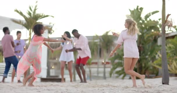 Heureux Groupe Diversifié Amis Dansant Avec Des Étincelles Plage Vacances — Video