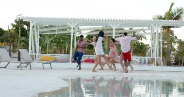 Feliz Grupo Diversificado Amigos Dançando Brincando Piscina Férias Tempo Livre — Vídeo de Stock