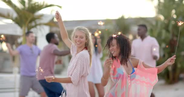 Feliz Grupo Diverso Amigos Bailando Con Bengalas Playa Vacaciones Tiempo — Vídeo de stock